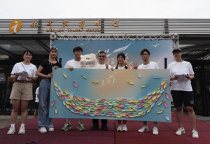 三系班級代表致夏涼感謝詞,林泰源處長獻上馬祖畢業禮物。(圖與文:海大馬祖校區、陳鵬雄)