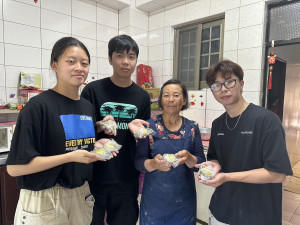 海大學生學習馬祖傳統技藝、協助在地依嬤準備夏涼市集。(圖與文:海大馬祖校區、陳鵬雄)