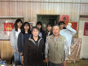 王禮好村長在五月初陪伴海大學生至坂里家訪、道聲夏涼。(圖與文:海大馬祖校區、陳鵬雄)