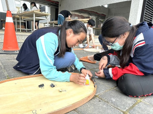 海大生攜手地方中小學生造舟,一起學習與成長。(圖與文:海大馬祖校區、陳鵬雄)