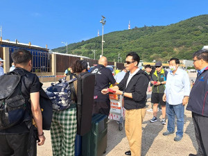 臺馬之星於3日清晨發生故障,縣府立即徵調東彥一號拖船前往救援,下午4時人船平安返抵福澳港;縣長王忠銘在碼頭一一致贈乘客紅包撫慰旅客的辛苦。(圖:臺馬之星乘客林澤一、馬祖日報)