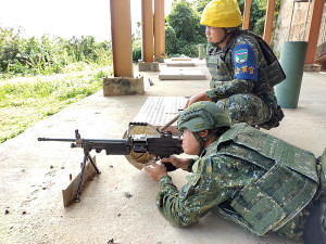 官兵實施M249班用機槍射擊。(圖:連苡淞)