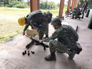 射擊結束實施清驗槍以確保安全。(圖:連苡淞)