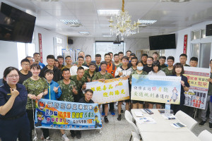 官兵與宣教警員合影。(圖:林耕禾)
