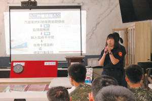 許警員針對法律觀念實施宣教。(圖:林耕禾)