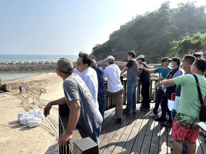 縣議會定期大會縣政考察來到南竿鄉,議長張永江偕同議員們走訪各考察點,縣長王忠銘率業務相關單位主管陪同及說明。(圖/文:曹重偉)