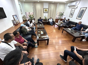 反映海岸巡執法尺度,馬祖區漁會理事長陳佳瑜5日上午率總幹事曹成俤、多位理監事及漁民前往縣議會陳情,由議長張永江代表接見。(圖/文:曹重偉)