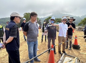 縣議會定期大會5日下午繼續南竿縣政考察,議長張永江偕同議員們走訪各考察點,縣長王忠銘率業務相關單位主管陪同及說明。(圖/文:曹重偉)