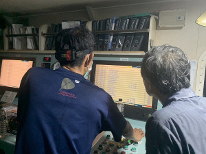 委外營運廠商世洋機械公司3日請專業技師來馬及登船進行檢修。(圖:交旅局)