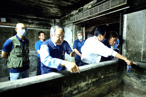 　連江縣議會第8屆第1次定期大會縣政考察，議長張永江偕同議員視察東引鄉鄉公所行政大樓、多功能健康運動場館等公共工程；縣府秘書長張龍德率民政處長、產發處長、教育處長等一級主管隨行及簡報。（圖／文：陳其敏）
