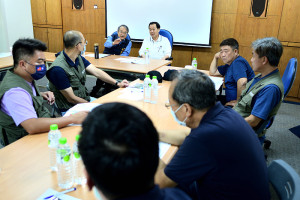 　連江縣議會到東引鄉考察，府會考察團與馬祖酒廠、東引鄉公所、鄉代會共同探討東引酒廠營運現況及未來展望，希望藉由適當的調整與改革翻轉酒廠的未來。（圖／文：陳其敏）