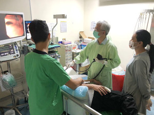 　112年整合式健檢結束，衛福局邀台大胃腸肝膽科主治醫師李宜家抵馬，本週5日至9日均在縣立醫院執行消化系統異常者追蹤檢查。（圖／文：曹重偉）