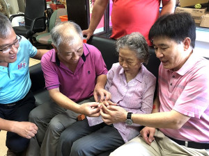 　仁愛村陳娥娥女士93歲生日，副縣長陳冠人、鄉長林志東等前往祝壽，一起幫老人家套上90歲以上才有的金戒指。（圖／文：曹重偉）
