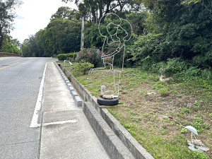 民間藝術可不能隨意設置,經民眾通報,一家民團5月間在成功山民眾公墓出口設置藝術裝置,多少影響交通,目前已由民團自行拆除。(圖/文:曹重偉)