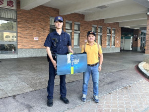 虛驚一場,胡姓民眾大意遺落物品,熱心司機好心誤載,經警方聯繫後,5千元枕頭失而復得。(圖:連江縣警察局)