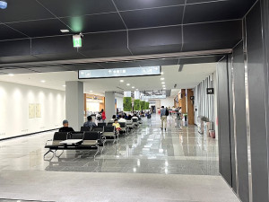 　南竿機場航廈完工，一、二航廈走道打通，民眾更便利移動。（圖／文：馮紹夫）