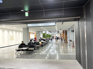 南竿機場航廈完工,一、二航廈走道打通,民眾更便利移動。(圖/文:馮紹夫)