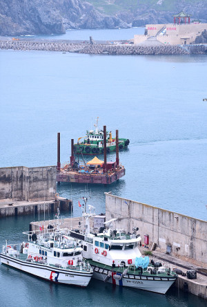 　東引中柱港區進行海上地質鑽探作業，以利浮動碼頭加建等港埠發展計畫進行。（圖／文：陳其敏）
