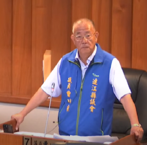 議員曹以標進行質詢。（圖：連江縣議會）