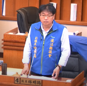 副議長林明揚進行質詢。（圖：連江縣議會）