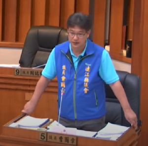 議員曹爾章進行質詢。（圖：連江縣議會）