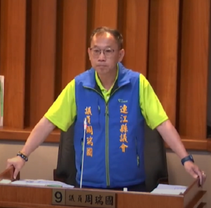 議員周瑞國進行質詢。(圖:連江縣議會)