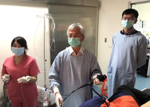 整合式健檢結束後,衛福局本週邀請台大醫院胃腸肝膽科主治醫師李宜家執行消化系統異常者追蹤檢查,共看診胃鏡95人、大腸鏡19人。(圖/文:曹重偉)