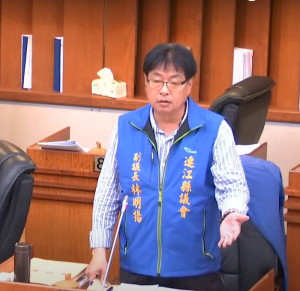 議員林明揚進行質詢。(圖:連江縣議會)