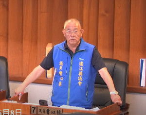 議員曹以標進行質詢。(圖:連江縣議會)