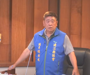 議員陳貽斌進行質詢。(圖:連江縣議會)