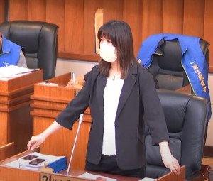 議員曹丞君進行質詢。(圖:連江縣議會)