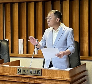 議員周瑞國進行質詢。(圖/文:馮紹夫)