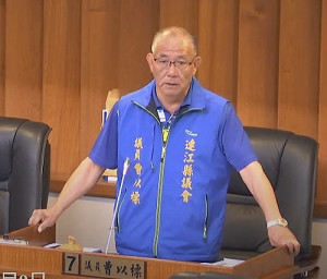 議員曹以標進行質詢。(圖:連江縣議會)