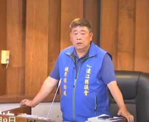 　議員陳貽斌進行質詢。（圖：連江縣議會）