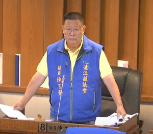 　議員陳玉發進行質詢。（圖：連江縣議會）