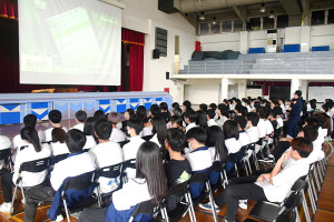 　暑假來臨，正是15歲以上學生暑期打工求職季，縣府民政處9日下午為馬中學生舉辦求職防騙、薪資揭示宣導課程。（圖／文：曹重偉）
