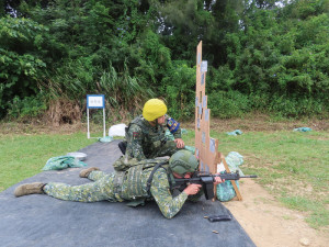 官兵實施駐地射擊訓練。（圖：簡慈儒）