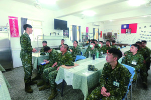 授課教官透過自身處理過的案件經驗，向官兵解析現行詐騙的手法形式。（圖：鄭恆佳）