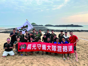 官兵於賽後合影。（圖：丁駿驣）