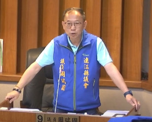 議員周瑞國進行質詢。(圖:連江縣議會)