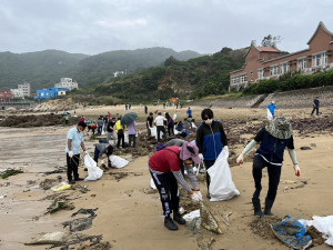 連江縣環資局10日舉辦國家海洋日活動,邀軍民共同在珠螺淨灘。圖:馮紹夫