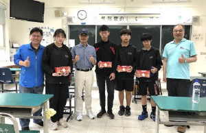　教育處長王禮民到考場致贈餐盒和慰問考生，轉達縣長王忠銘的關心。（圖：本報資料室）