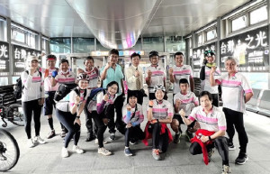 馬祖自由車委員會參加2023海峽兩岸環馬祖澳休閒騎遊活動,副縣長陳冠人、連江縣體育會理事長曹爾章致贈程儀。(圖/文:馮紹夫)