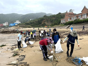 2023國家海洋日活動,軍民動員珠螺淨灘,以行動愛護地球;縣長王忠銘表揚環境保育有功人員。(圖/文:馮紹夫)