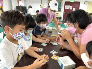 　北竿衛理堂舉辦桌遊活動，小朋友聚精會神體驗各類桌遊也樂在其中。（圖／文：陳鵬雄）
