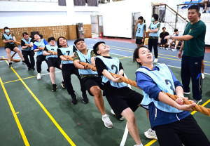 　東引鄉戒菸盃拔河比賽，男子組由鄉親組成的「修萍叫我組一隊」贏得冠軍，女子組冠軍得主是「陸軍女子隊」。（圖／文：陳其敏）