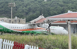 立榮8785航班滿載70位乘客,10日下午約2點落地北竿機場時,於跑道遭遇鳥擊。(圖/文:陳鵬雄)