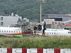 　立榮遭鳥擊班機已完成檢修作業，預定今天飛回台北。（圖／文：陳鵬雄）