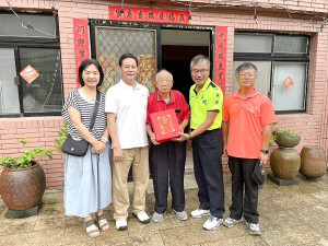 南竿鄉四維村劉治國先生6月10日過87歲生日,縣長王忠銘會同鄉長林志東、衛福局長陳美金、村長侯全寶登門祝壽。(圖:連江縣衛福局)