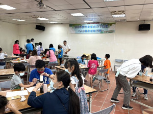 民政處小小木匠體驗營熱鬧登場,培養孩童興趣同時也增近親子互動。(圖/文:馮紹夫)